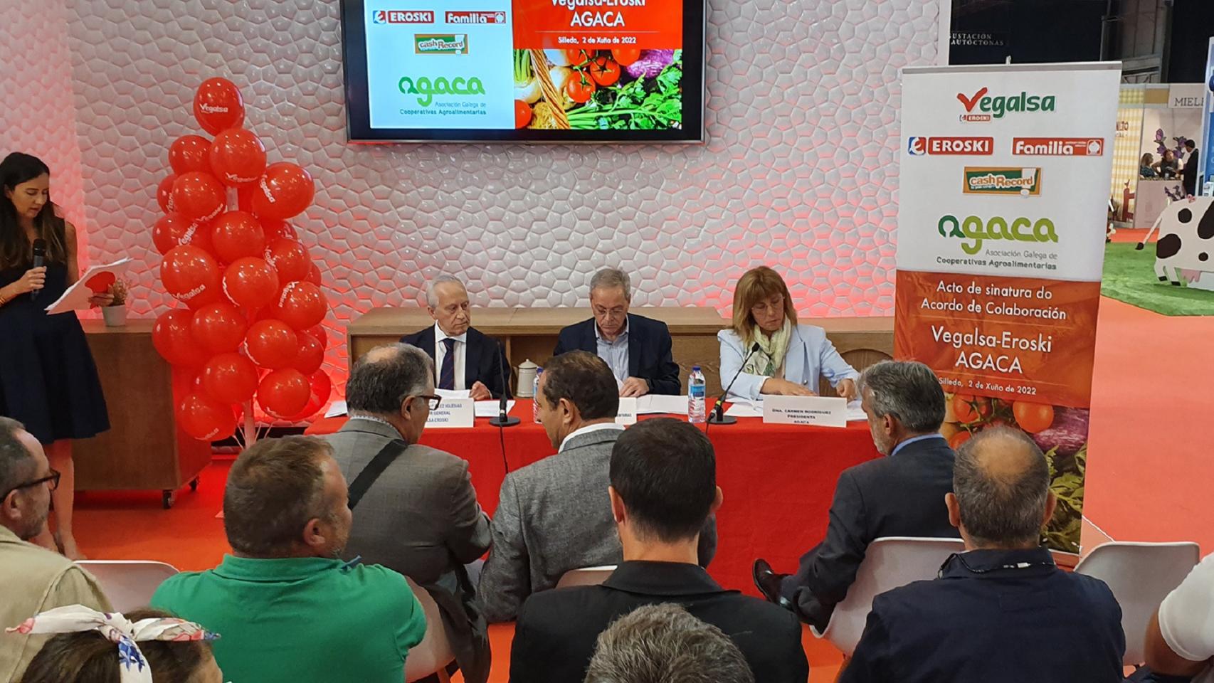 Representantes de Vegalsa y Agaca durante la renovación del convenio de colaboración en el marco de la Feria Internacional Abanca Semana Verde de Galicia.