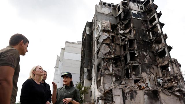 La fiscal general de Ucrania, Iryna VEnediktova, conversa con la embajadora de Estados Unidos en el país ucraniano, Bridger Brink.