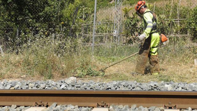 Un operario de Adif realiza trabajos de mantemiento prevención de incendios.
