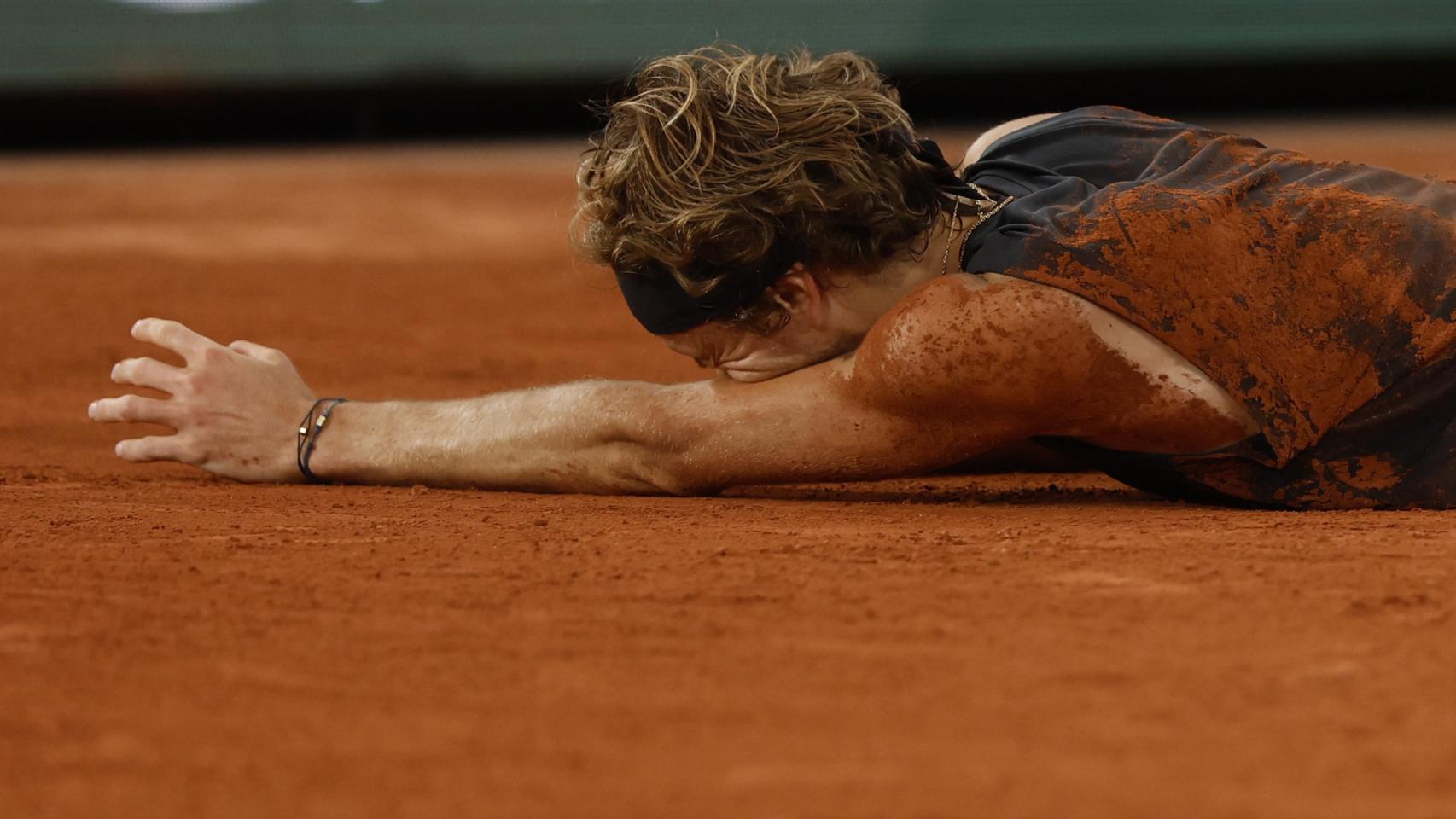 Alexander Zverev tirado sobre la arena de la Philippe Chatrier de Roland Garros
