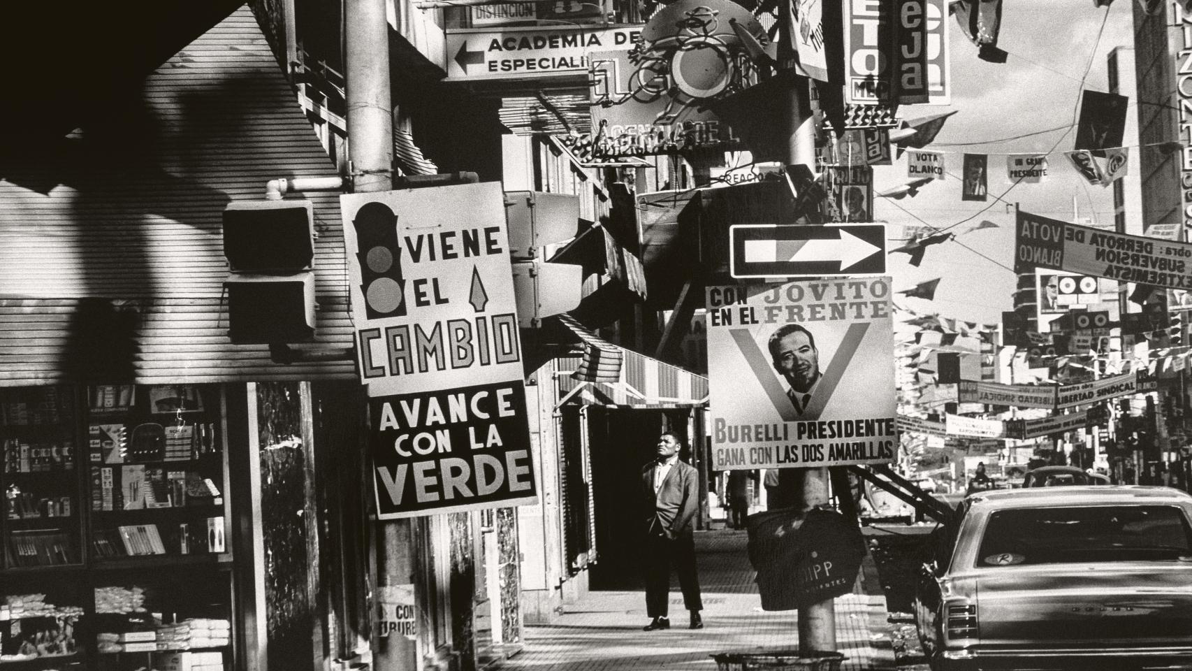 Paolo Gasparini: 'Campaña electoral', Avenida Urdaneta, Caracas, 1968
