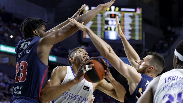 Walter Tavares pelea un rebote ante la defensa de Bitci Baskonia