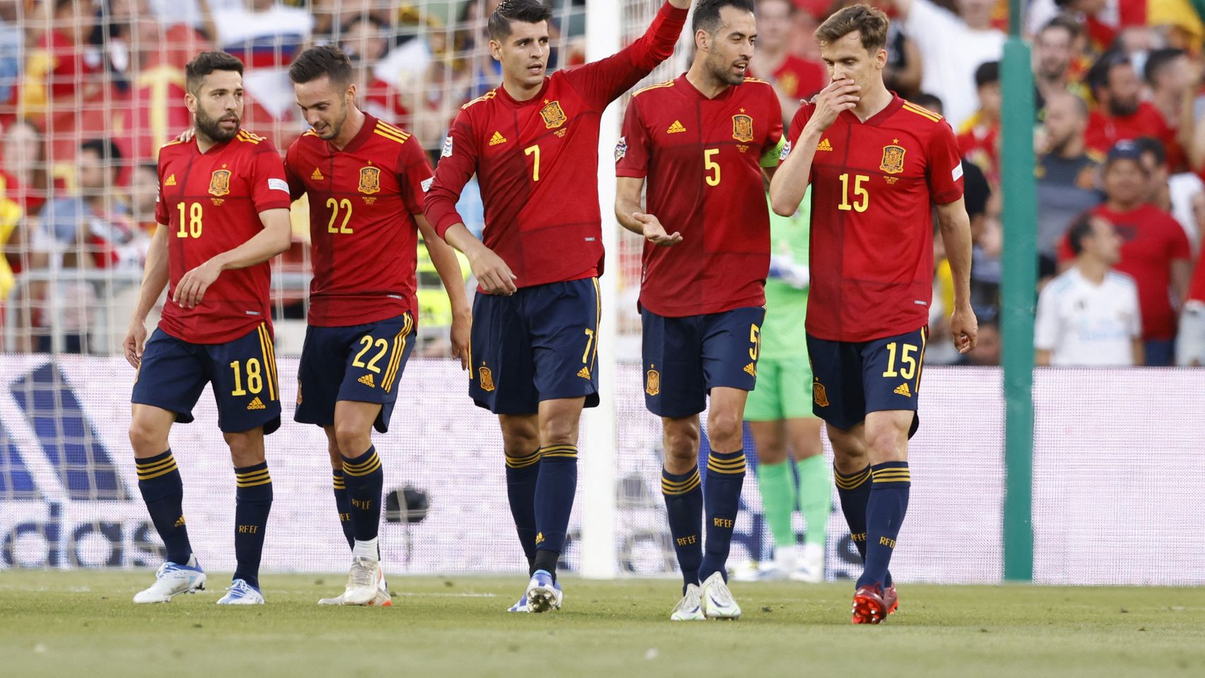 Álvaro Morata celebra con sus compañeros en la Selección su gol a Portugal