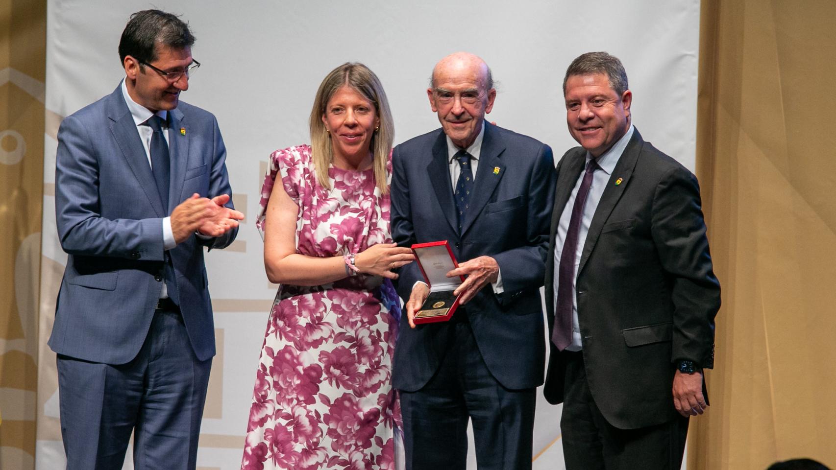 Tomelloso entrega la Medalla de Oro a Rafael Torres.