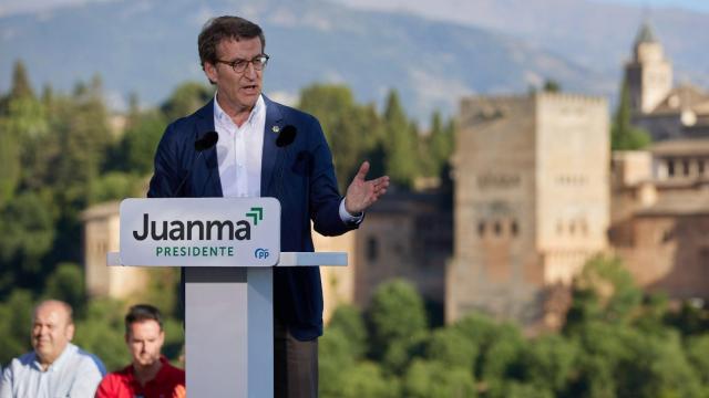 Feijóo, durante el mitin ofrecido en el Mirador de San Nicolás, en Granada.