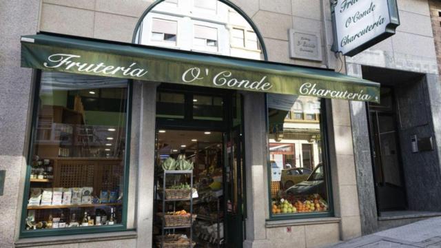 O Conde, el histórico ultramarinos coruñés de Pla y Cancela, se despide del barrio