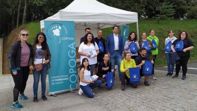 Podólogos de Galicia realizan la última etapa del Camino de Santiago.