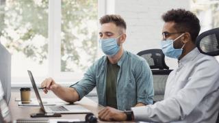 Imagen de archivo jóvenes trabajando en pandemia.