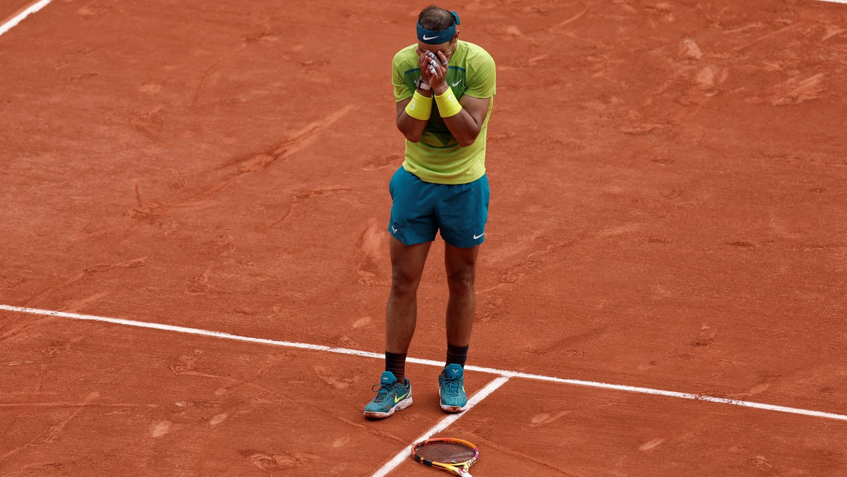 Rafa Nadal se lleva las manos a la cara.