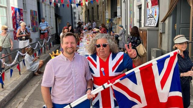 Celebración con la Union Jack, la bandera británica, en una calle de Gibraltar, durante el Jubileo de Platino de Isabel II.