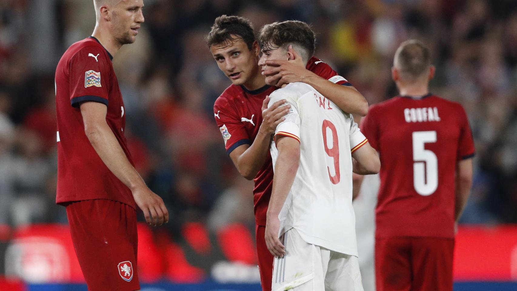 Ales Mateju y Gavi se saludan.