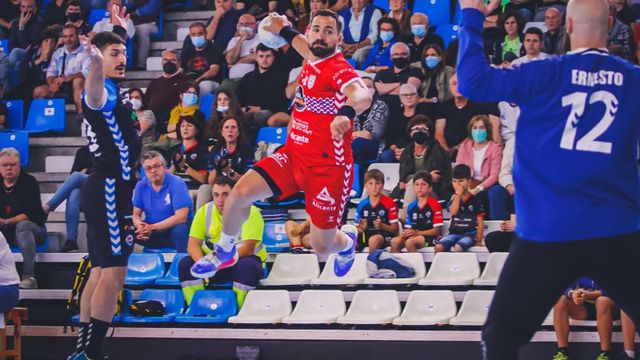Feuchtmann lanza a portería en el partido del sábado ante el Sinfín