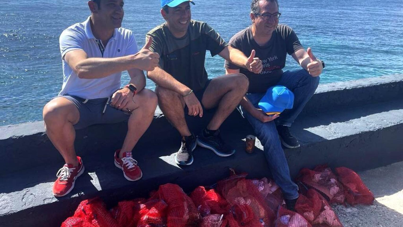 El presidente de la Diputación de Alicante, Carlos Mazón, ha participado en una jornada de limpieza del litoral en Benisa.