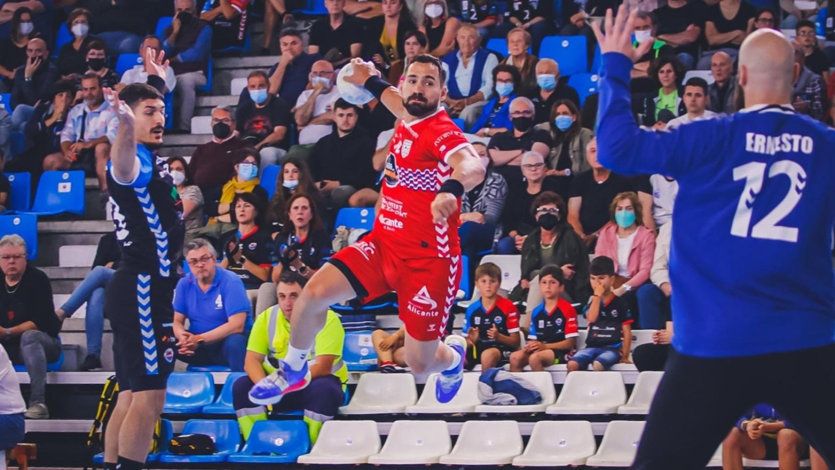 Feuchtmann lanza a portería en el partido del sábado ante el Sinfín
