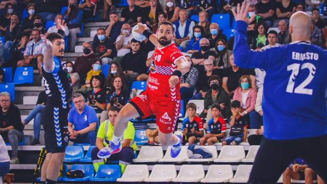 Feuchtmann lanza a portería en el partido del sábado ante el Sinfín