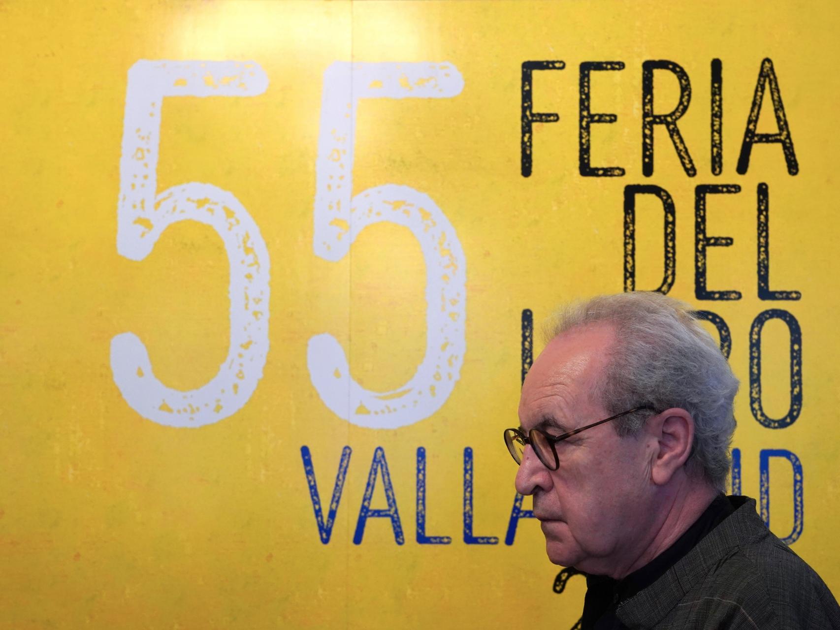 El escritor irlandés John Banville durante su participación en la 55 Feria del Libro de Valladolid, este domingo.