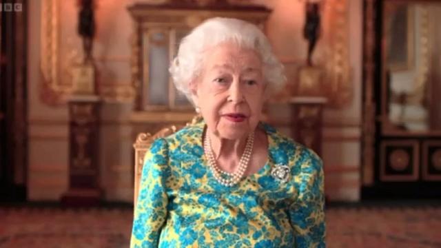 Isabel II toma el té con el oso Paddington al ritmo de 'We will rock you'