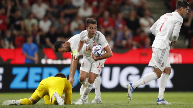 Eric García coge el balón tras el gol de Íñigo Martínez.