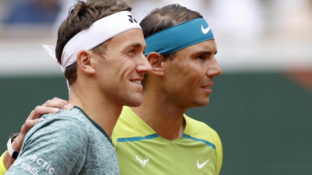 Casper Ruud y Rafa Nadal, posando para los fotógrafos antes de la final de Roland Garros 2022