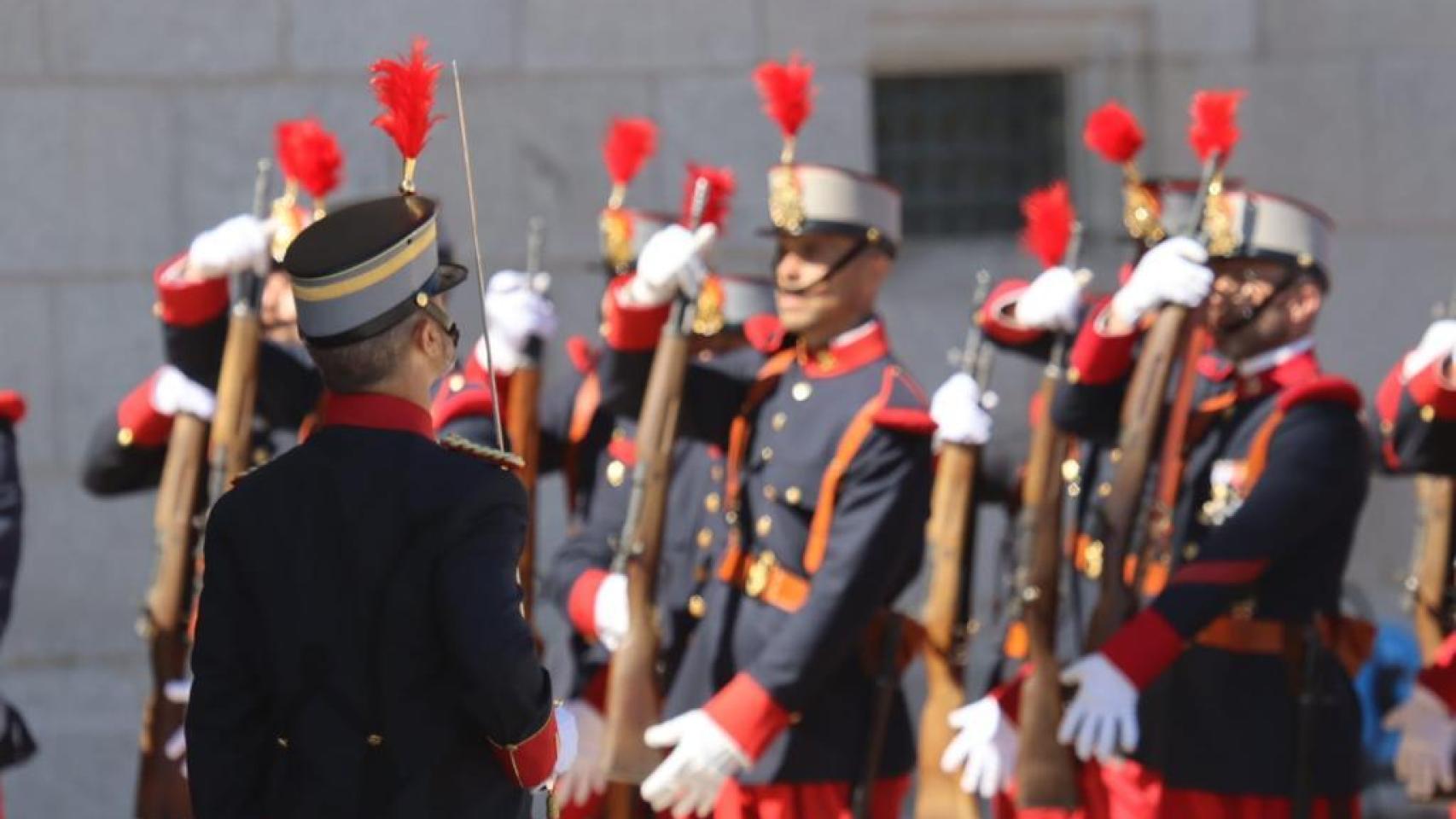 Relevo de Guardia con izado de bandera en el Alcázar de Toledo.