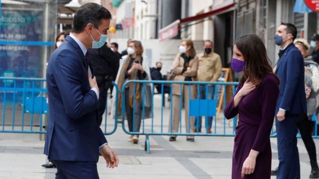 Pedro Sánchez, presidente del Gobierno, saluda a Irene Montero, a su llegada al Ministerio de Igualdad.