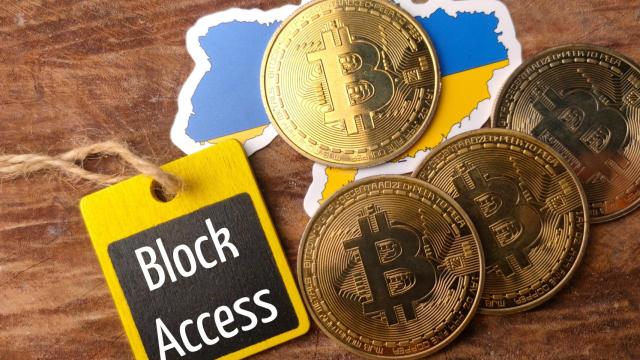 Composición de bitcoins con el mapa de Ucrania y un cartel de acceso bloqueado.