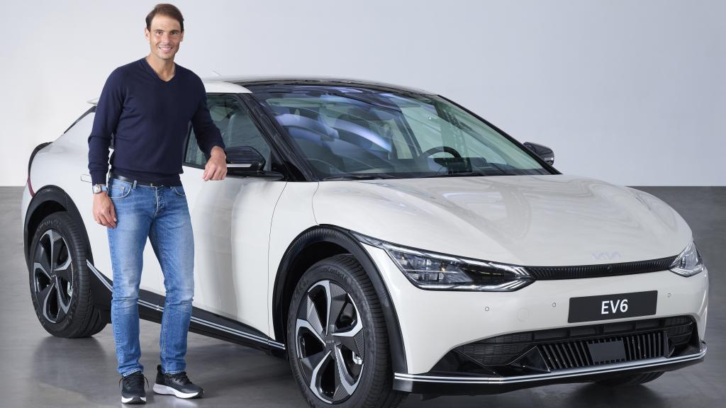 Rafa Nadal, junto con el Kia EV6.