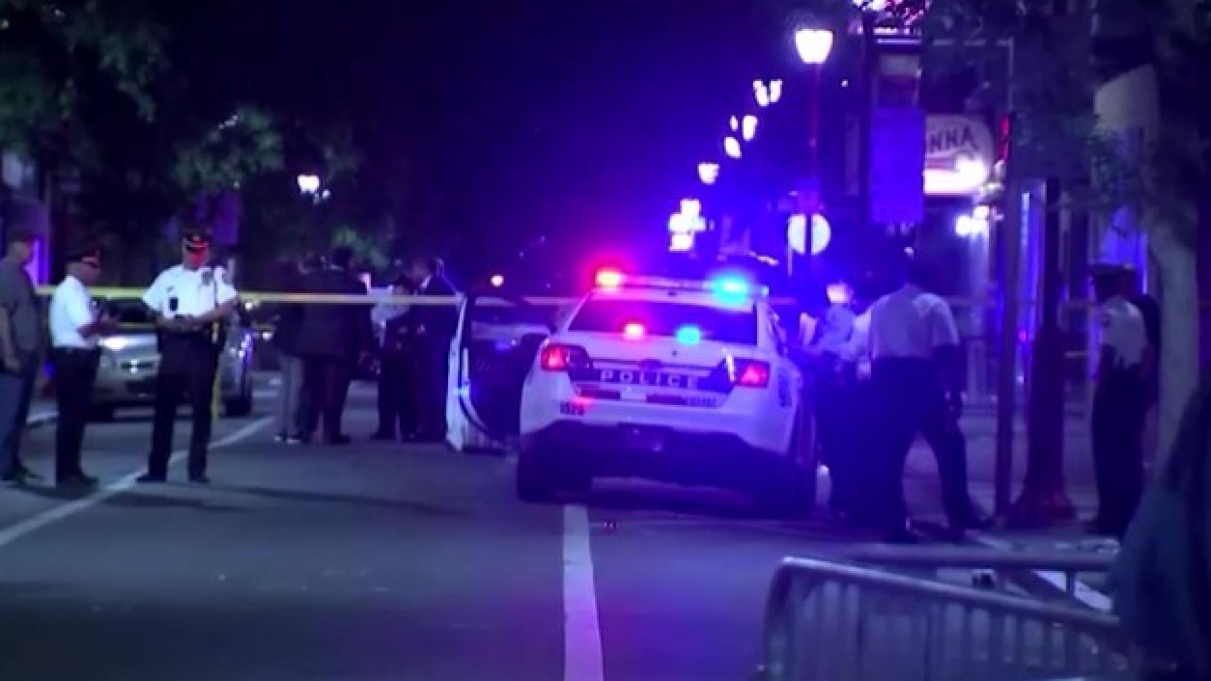 La Policía de Philadelphia, en la calle donde se ha producido un tiroteo que ha dejado tres muertos