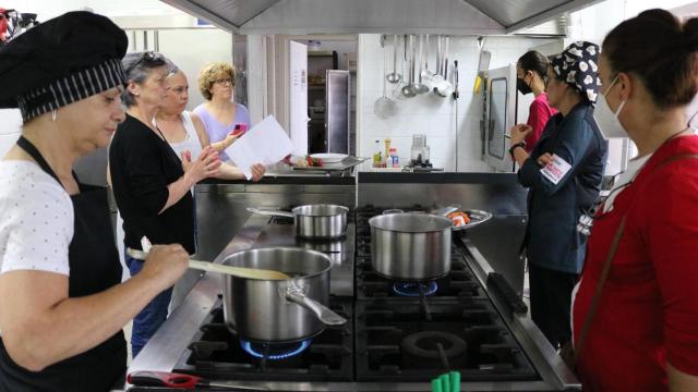 Imagen de la formación de cocineros en el CEIP Vicente Otero Valcárcel de Carral.