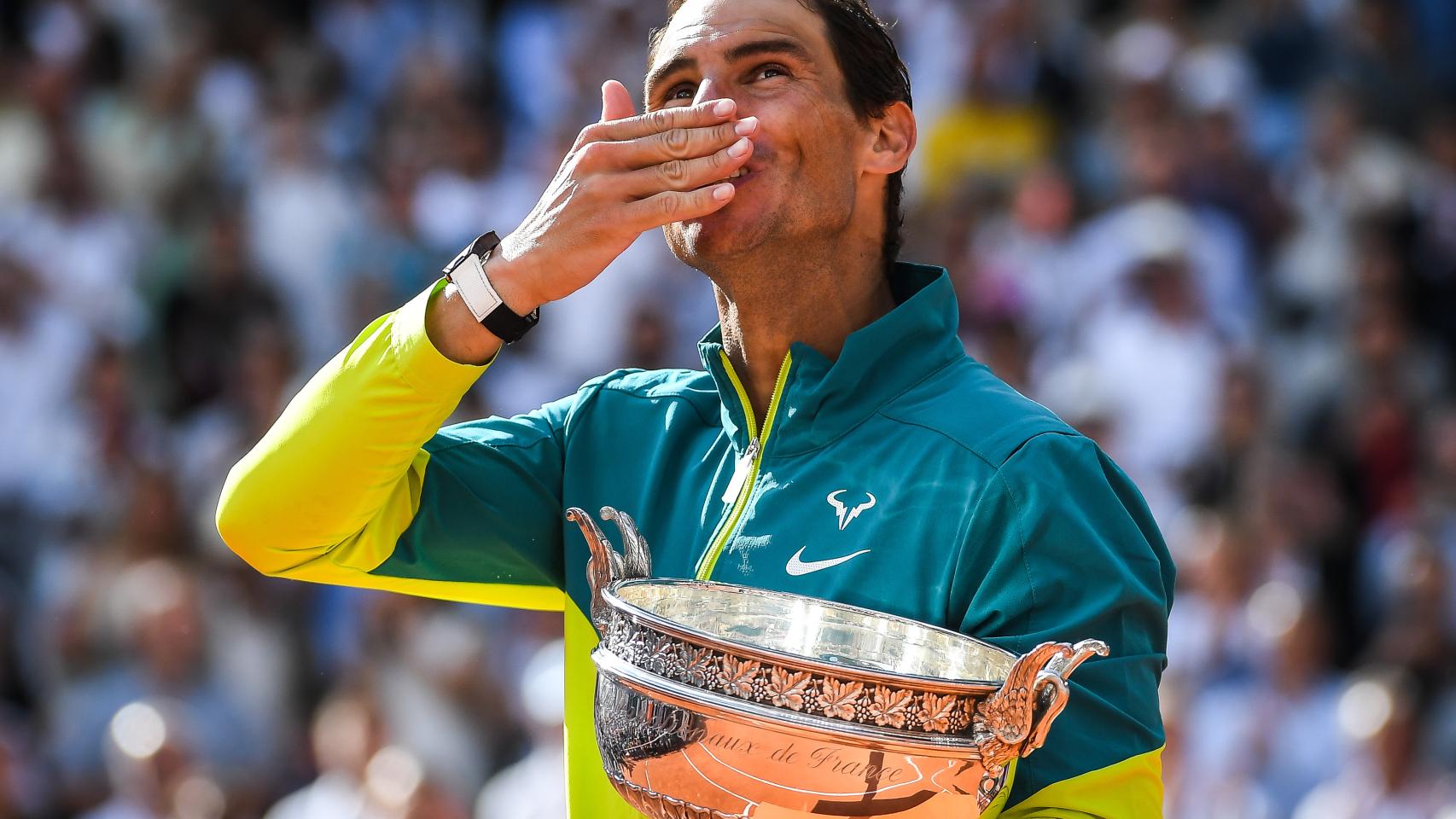 Rafa Nadal manda un saludo a la grada.