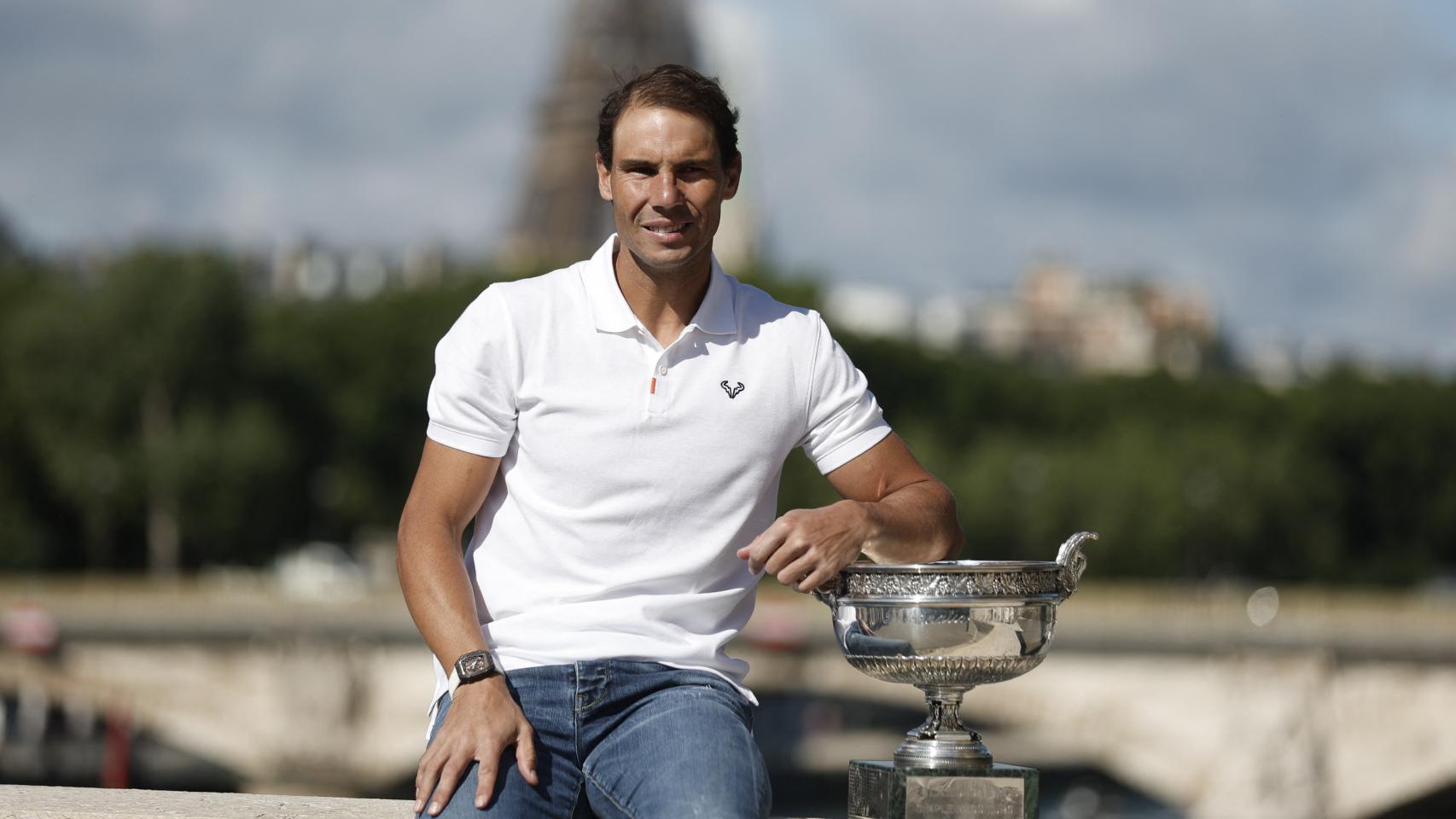 Rafa Nadal, con la decimocuarta Copa de los Mosqueteros tras ganar Roland Garros en la Torre Eiffel de París.