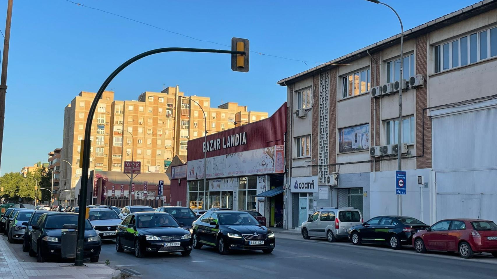 Imagen de las naves existentes en Los Guindos, en el distrito de Carretera de Cádiz.