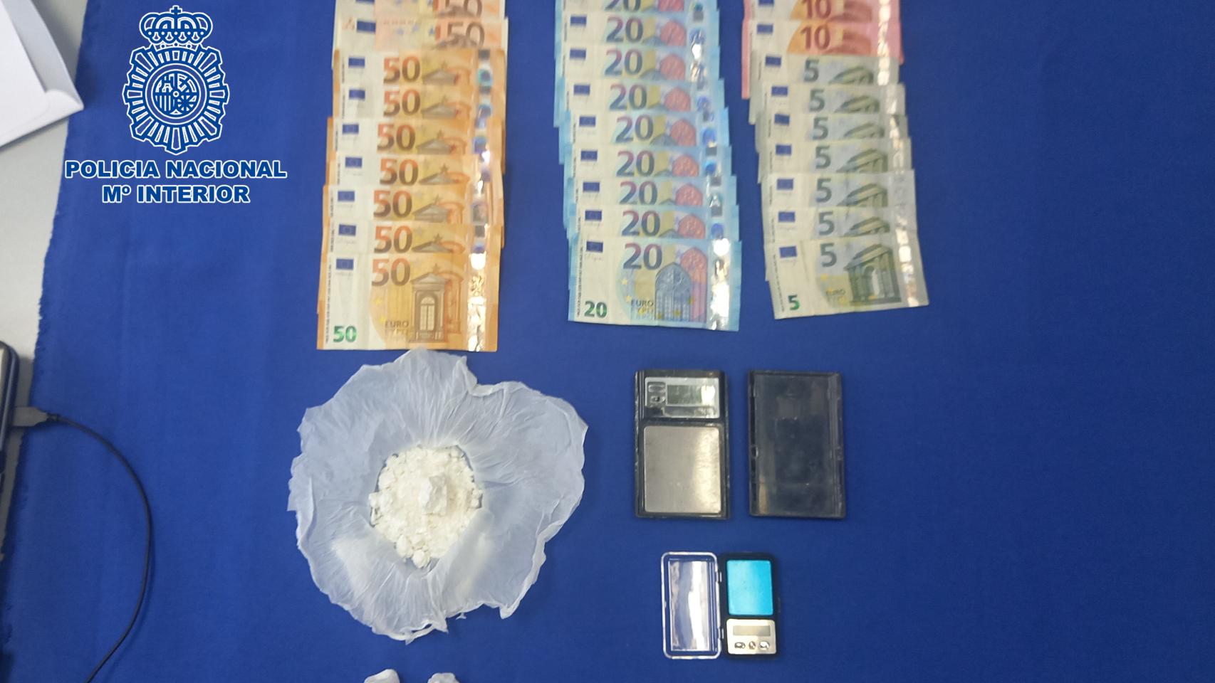 Efectos incautados en la operación de la Policía Nacional en un bar de Talavera