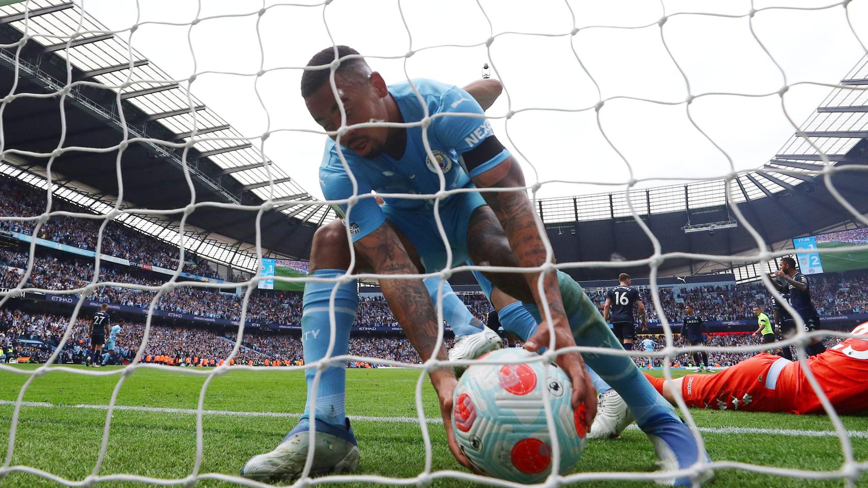 Gabriel Jesús recoge el balón de la red.