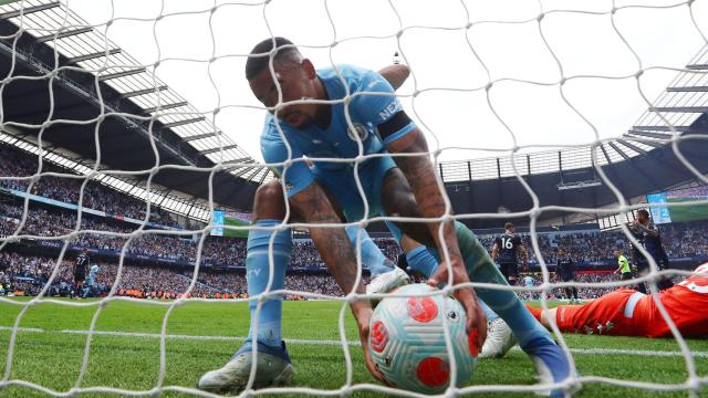 Gabriel Jesús recoge el balón de la red.