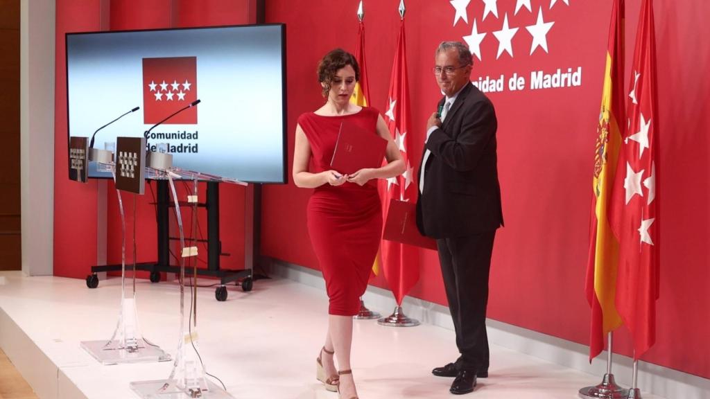 Isabel Díaz Ayuso, presidenta de la Comunidad de Madrid, y el consejero de Educación, Enrique Ossorio.