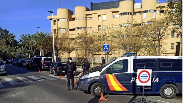 Imagen de un control policial en el barrio de Los Palmerales de Elche.