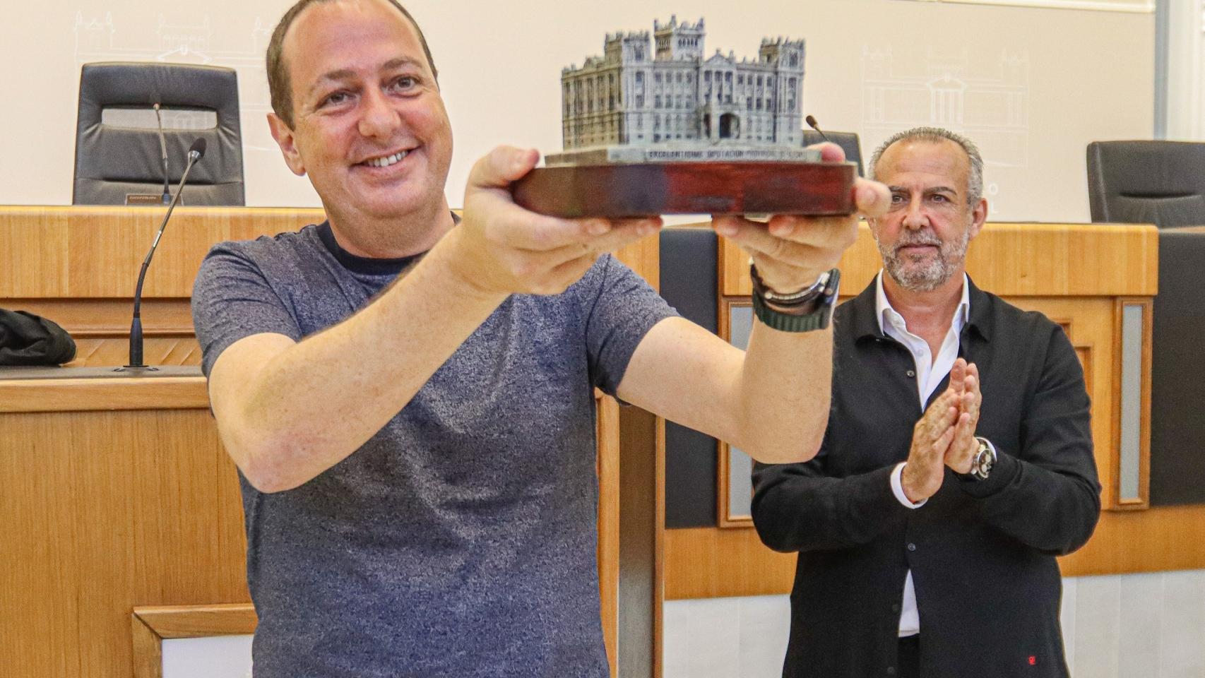 Perfecto Palacio aplaude a Salvador Martí en la reciente recepción por el ascenso del Intercity en la Diputación de Alicante.