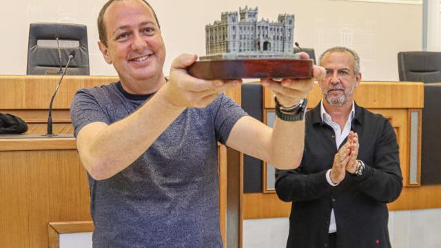 Perfecto Palacio aplaude a Salvador Martí en la reciente recepción por el ascenso del Intercity en la Diputación de Alicante.