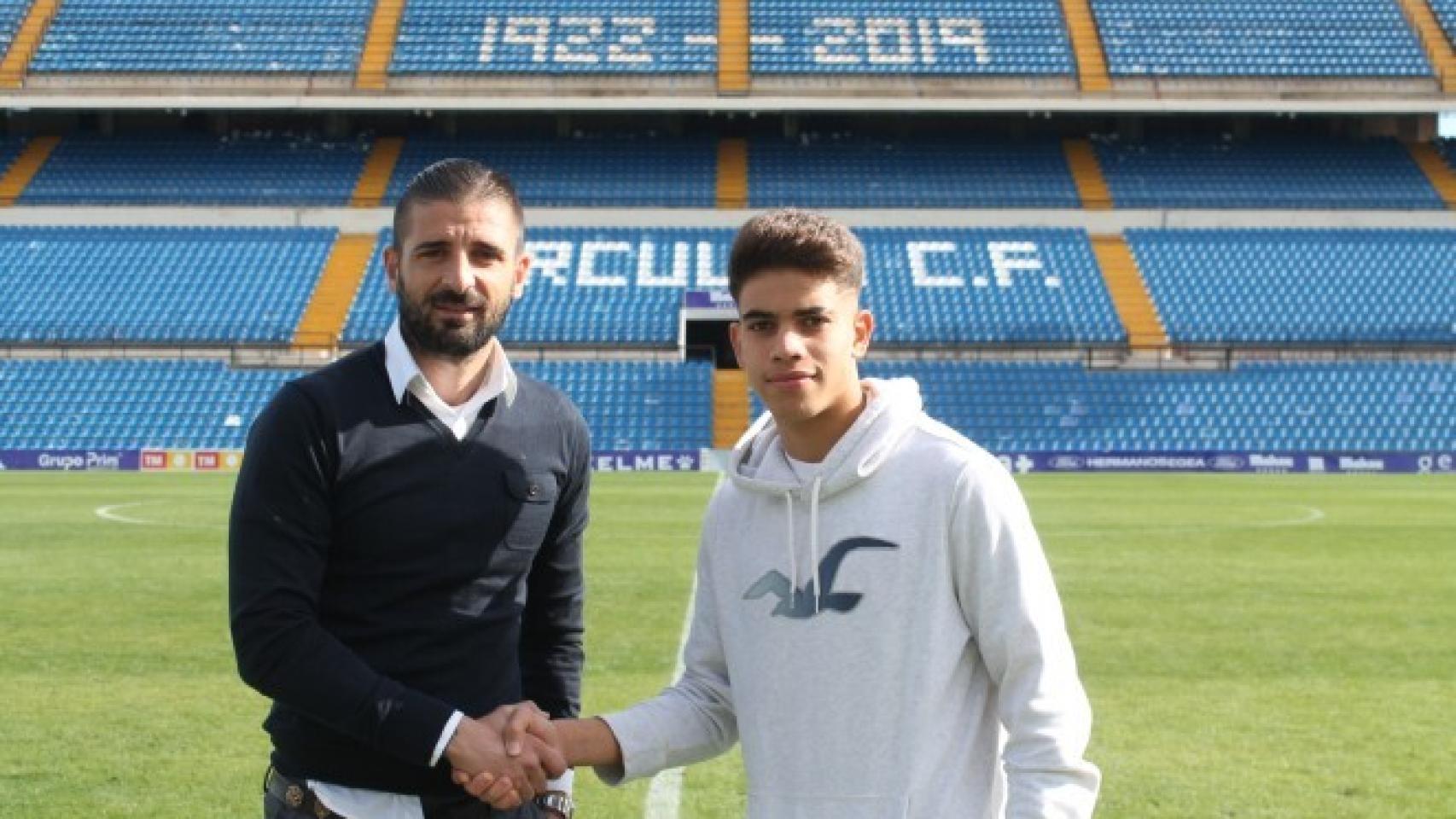 Abdessamad Ezzalzouli, Abde, cuando firmó la renovación con el Hércules en 2019.