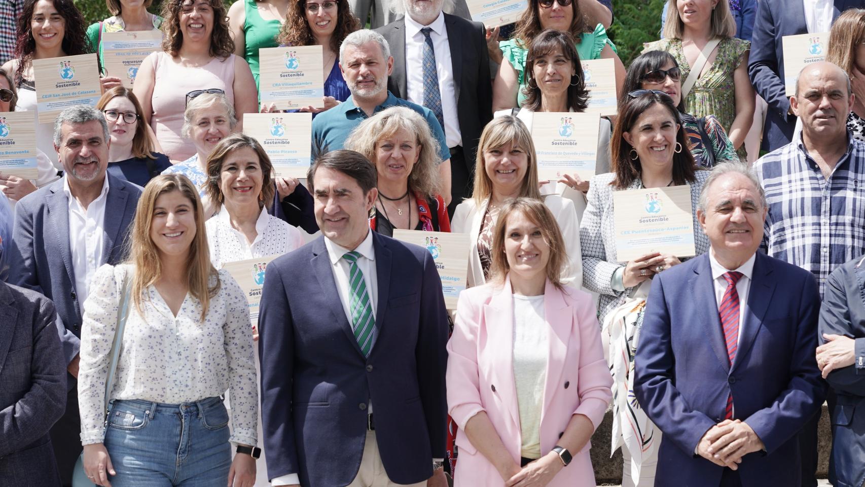 La consejera de Educación, Rocío Lucas, junto a Juan Carlos Súarez-Quiñones en la entrega del sello ambiental 'Centro Educativo sostenible'