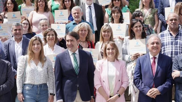 La consejera de Educación, Rocío Lucas, junto a Juan Carlos Súarez-Quiñones en la entrega del sello ambiental 'Centro Educativo sostenible'