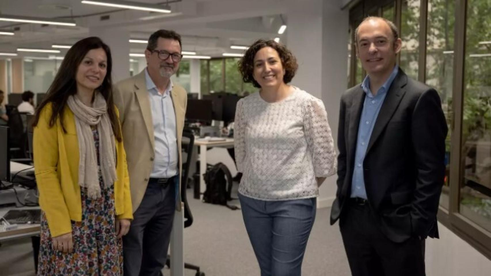 La investigadora del Clínic-IDIBAPS Maria Vidal; el jefe de Oncología de ICO l'Hospitalet, Miguel Gil; la jefa de la Unidad de cáncer de mama de Vall d'Hebron-VHIO, Cristina Saura; el jefe de Genómica traslacional y terapias en tumores IDIBAPS, AleixPrat.