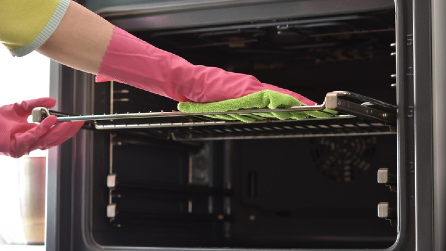 Deja tu horno como nuevo con bicarbonato y vinagre