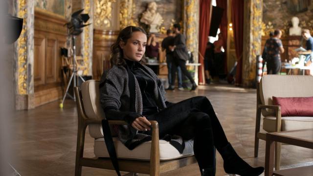 Alicia Vikander protagoniza 'Irma Vep', la entretenida sátira meta de Olivier Assayas en HBO Max.