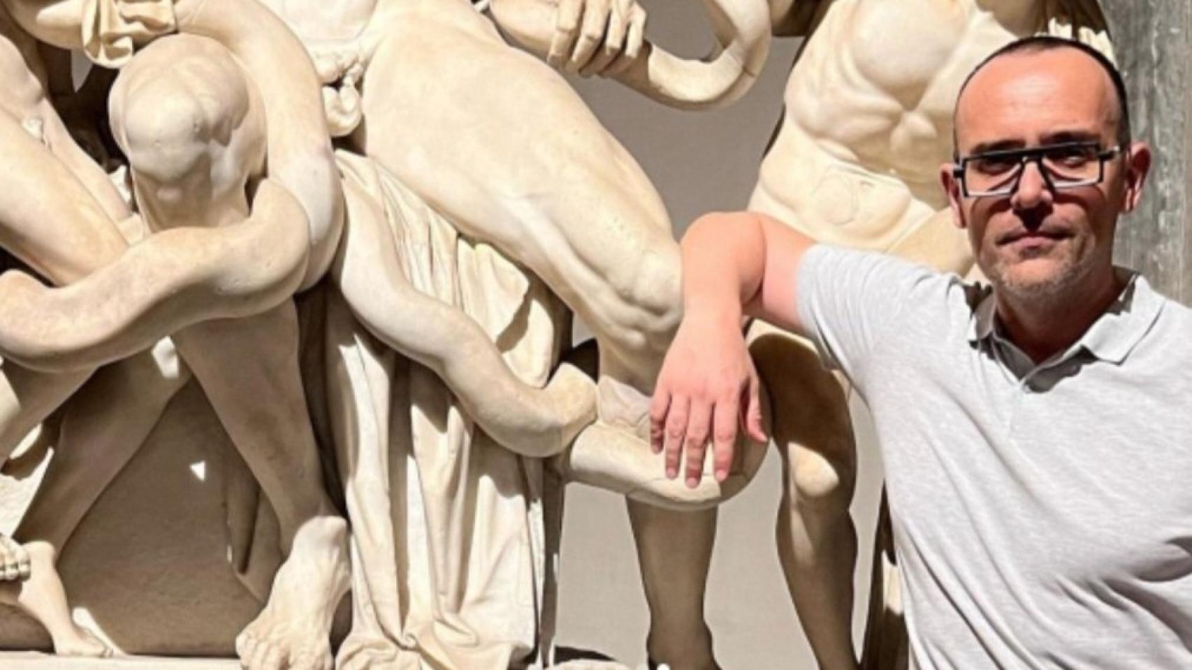 Risto Mejide apoyado en 'Laocoonte y sus hijos'.