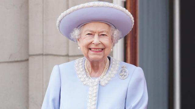La reina Isabel II en el balcón del palacio de Buckingham durante el 'Trooping the Colour'.