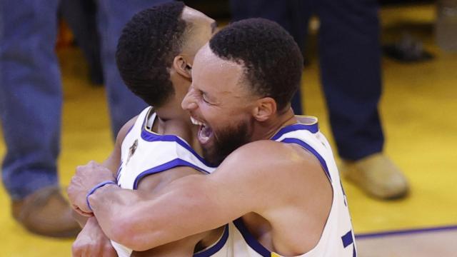 Jordan Poole y Stpehen Curry se abrazan.