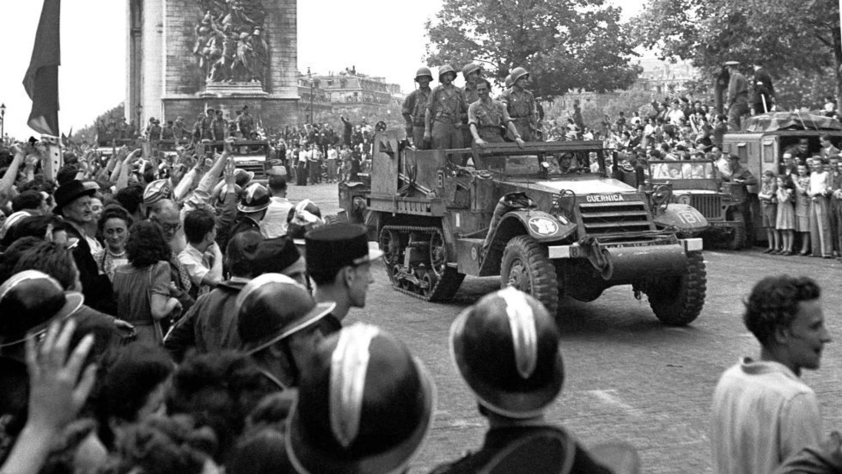 El ‘half-track’ Guernica, en el desfile tras la liberación de París.