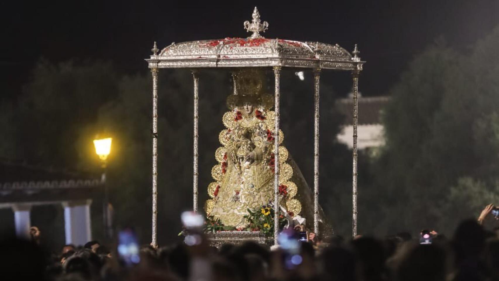 El paso de la Virgen del Rocío durante su procesión por la aldea.